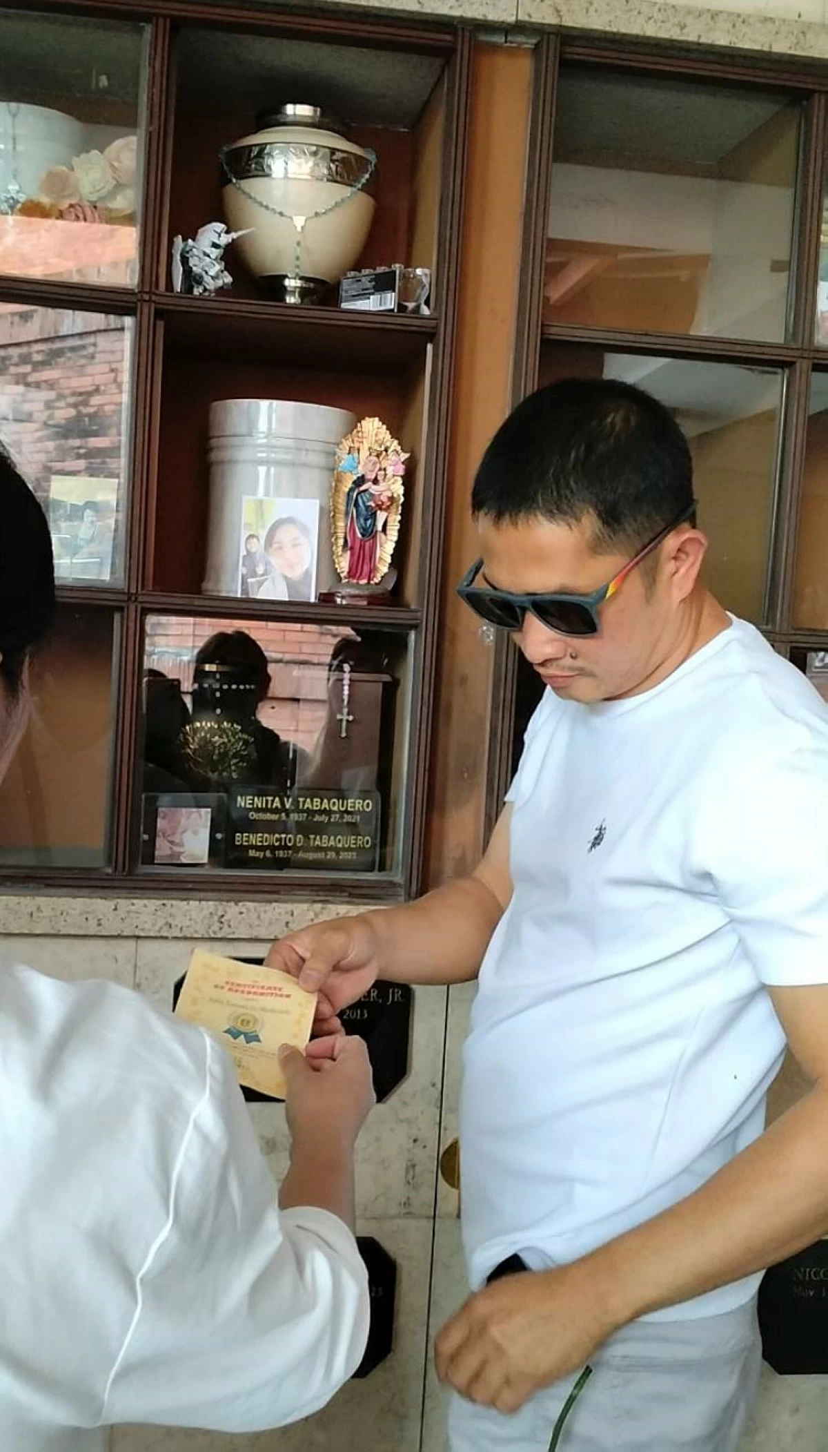 Police Senior Master Sergeant John Mollenido at a columbarium at Heritage Park in Taguig on Feb. 5 (Photo from Nor Ma's Facebook account) 