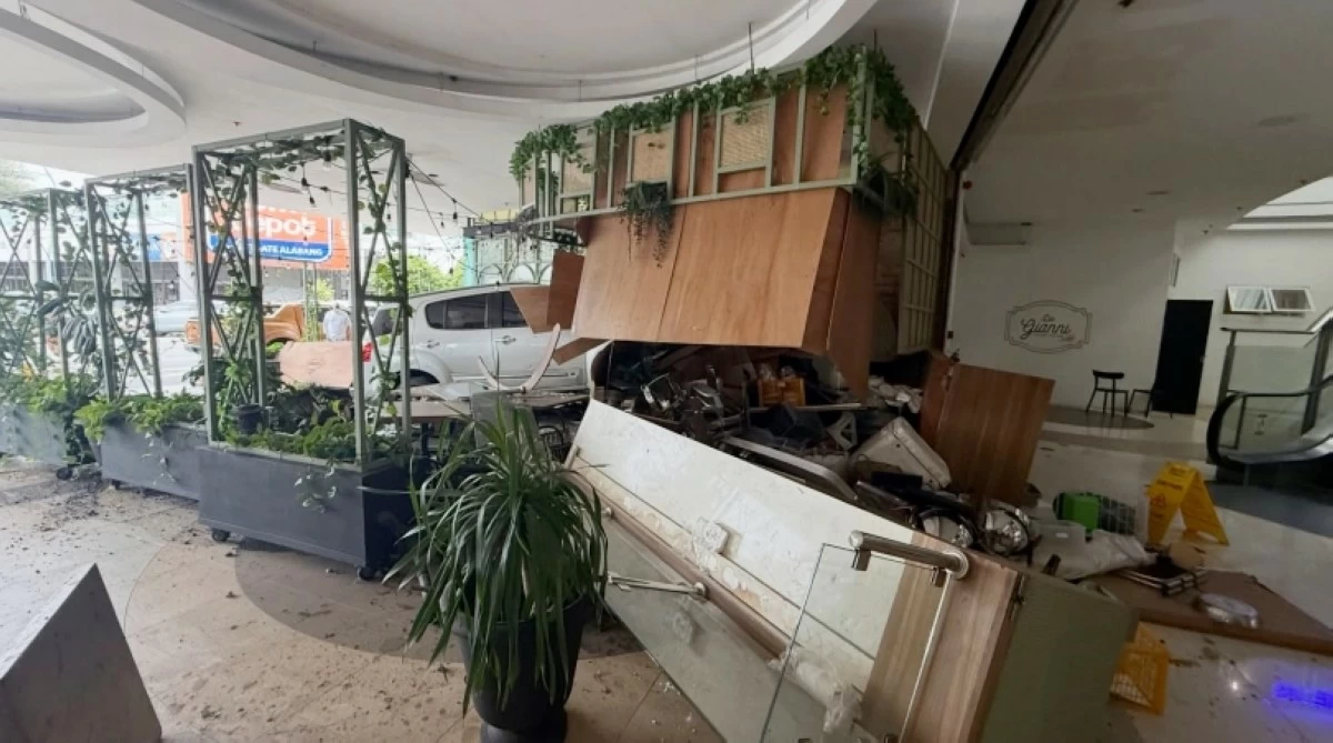 The SUV that rammed into the Da Gianni Cucina Italiana restaurant, owned by actor Matteo Guidicelli, in Alabang on Feb. 8 (Photo from Matteo Guidicelli's Facebook account)