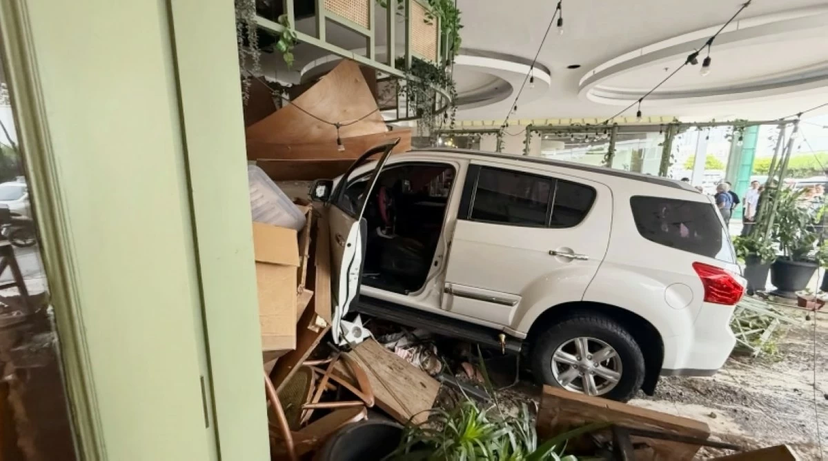 The SUV that rammed into the Da Gianni Cucina Italiana restaurant, owned by actor Matteo Guidicelli, in Alabang on Feb. 8 (Photo from Matteo Guidicelli's Facebook account)