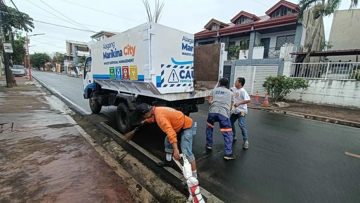 Marikina City LGU workers conduct regular cleaning operations as part of its revived "Tapat ko, Linis ko" campaign. (Photo from Marikina PIO)
