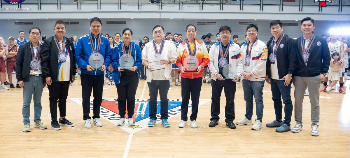 PSC Chairman Patrick “Pato” Gregorio, SBP Executive Director Erika Dy and Sen Bong Go (3rd to 5th from left) pose with Fil-Chinese Athletic Association Inc. officials during the official opening of the association’s basketball event on Sunday, Feb. 8. Also shown are Arvin Sy, league chairman Wilbert Loa, Oliver Choa, and Alvin Teng.