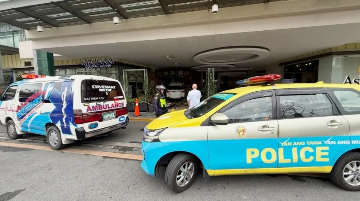 An ambulance and a police car outside the Da Gianni Cucina Italiana restaurant, owned by actor Matteo Guidicelli, in Alabang on Feb. 8. (Photo from Guidicelli's Facebook account)
