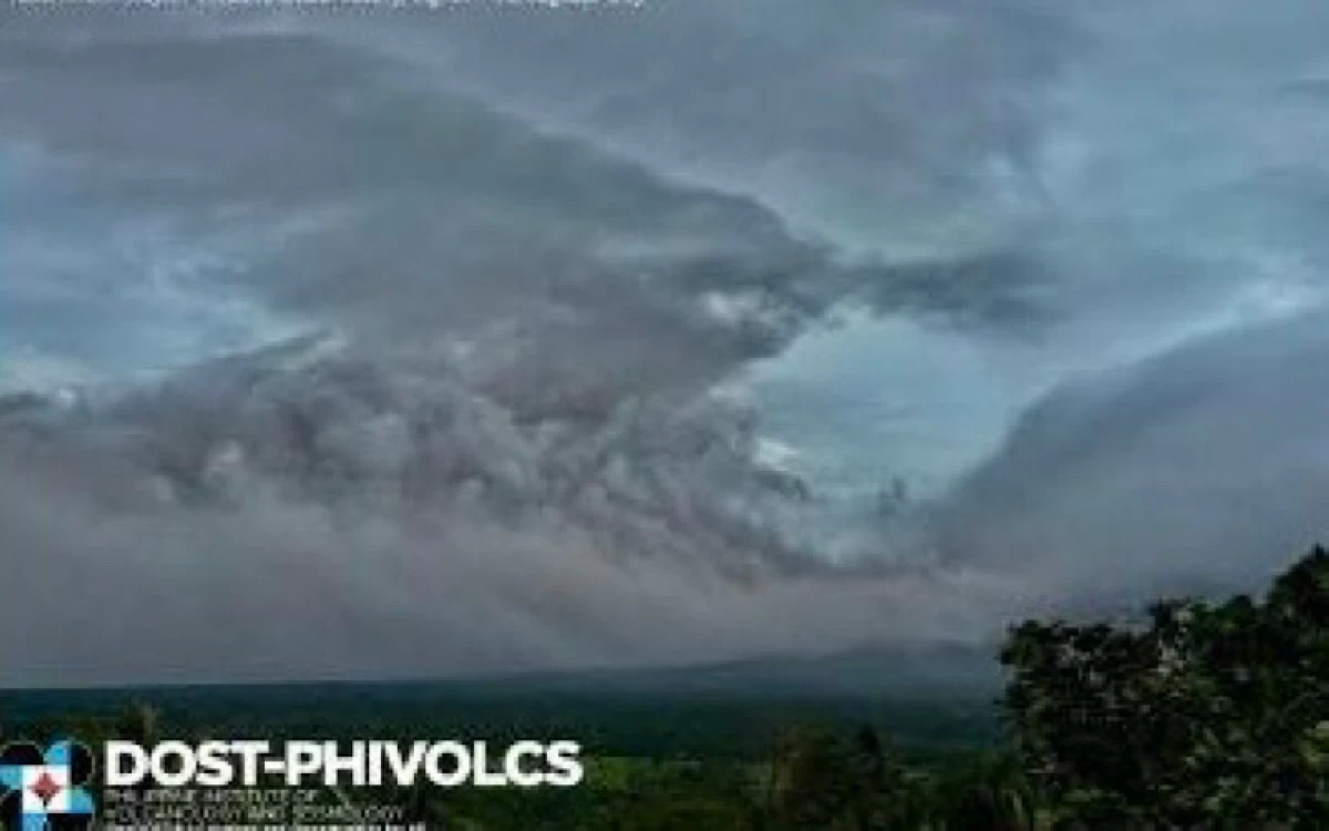 The largest pyroclastic density current from Mayon Volcano traveled four kilometers down the Mi-isi Gully on Monday, Feb. 9, triggering a two-kilometer-tall ash plume and ashfall in Albay. (Philippine Institute of Volcanology and Seismology)