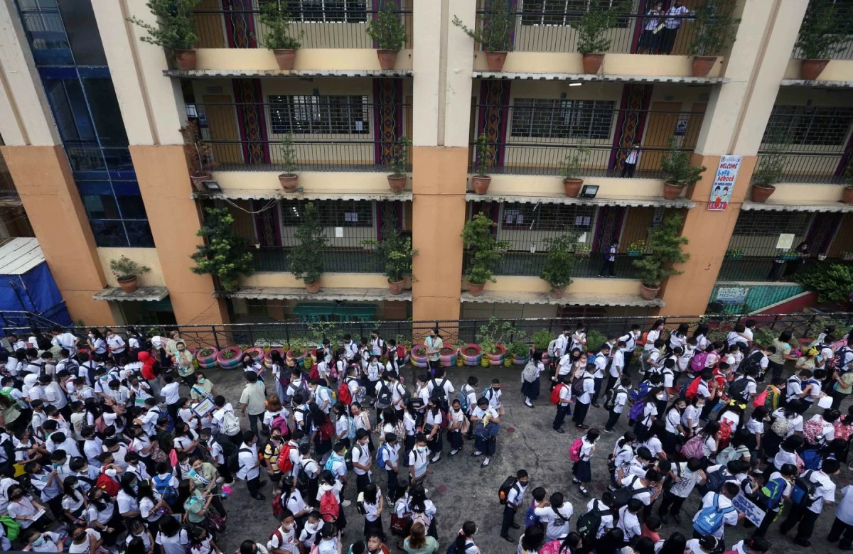 Thousands of aging public school buildings may soon be condemned, worsening the country’s classroom shortage and prompting calls for long-term infrastructure reforms. (Manila Bulletin / file) 