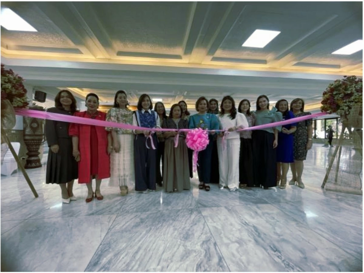 Members of the AWLFI pose during the ribbon-cutting ceremony of "Sining sa Kongreso IV". Standing in the middle is former president Gloria Macapagal-Arroyo (Contributed photo)