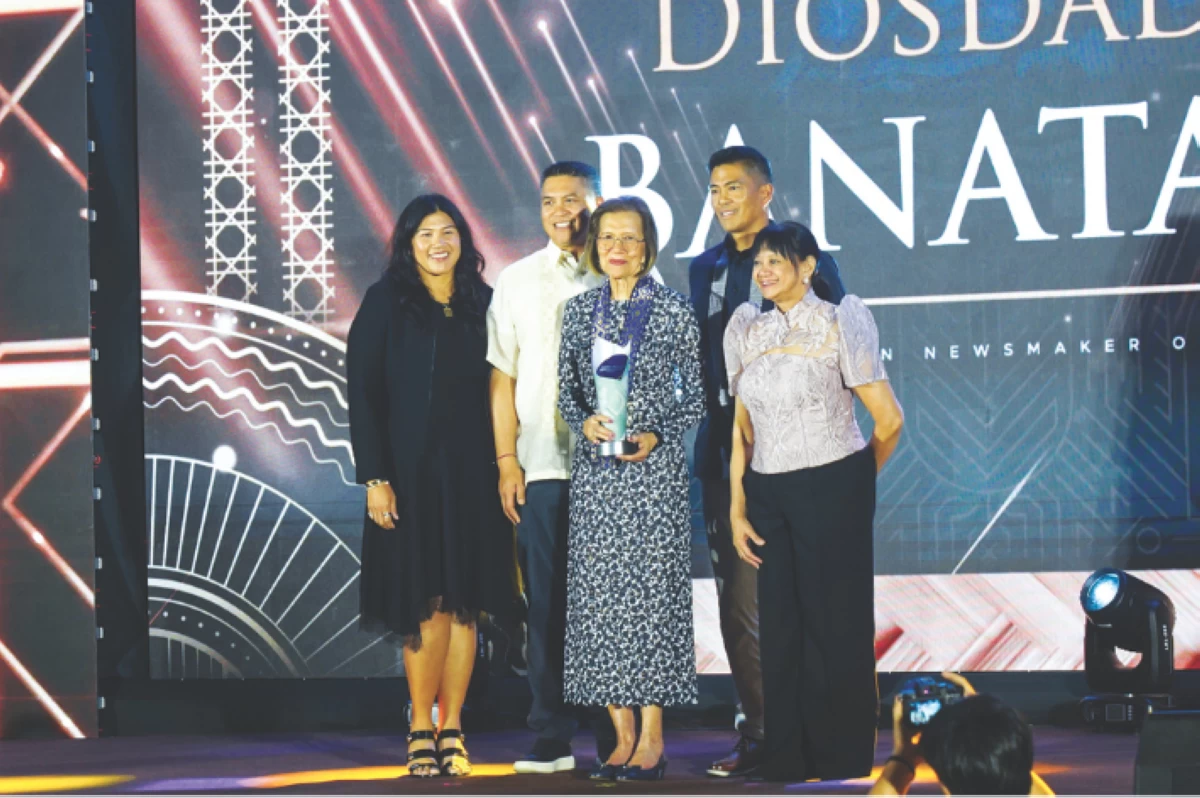 Tala Banatao Growney, Desi Banatao, Maria Banatao, and Rey Banatao accepting the award in honor of Diosdado Banatao, with Pinky Colmenares