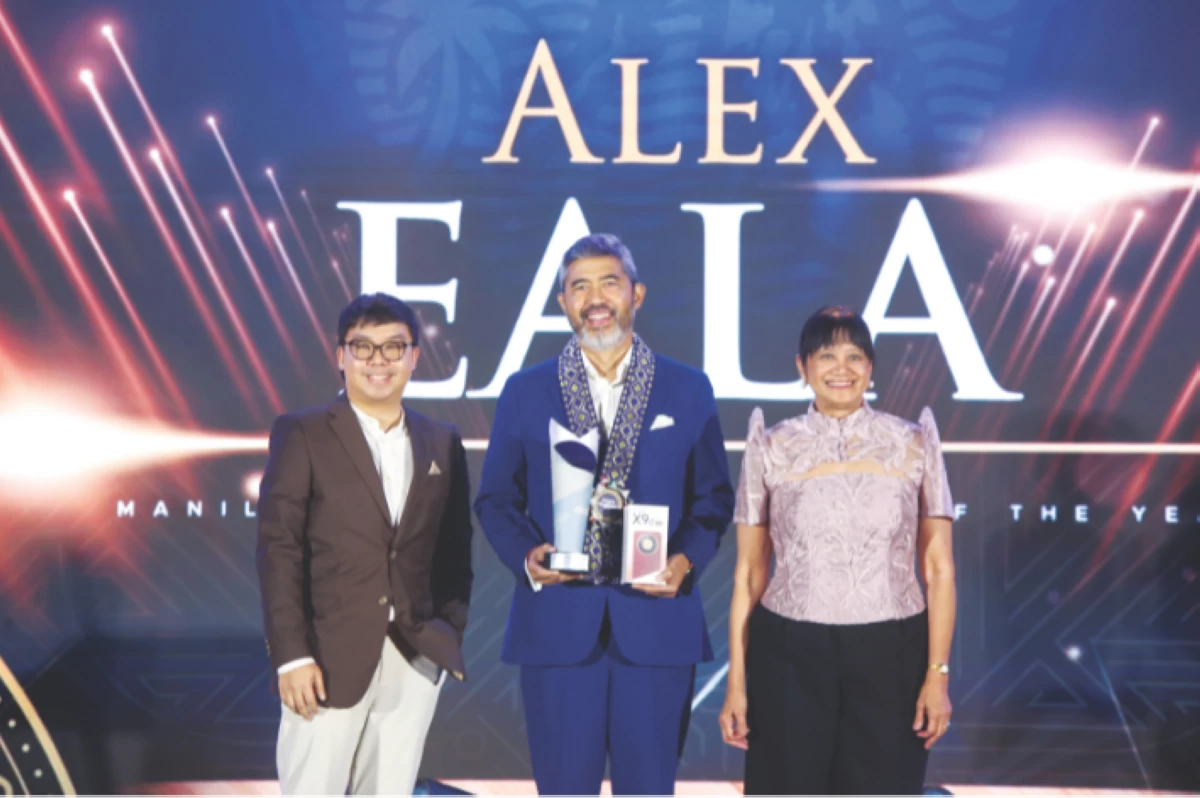 HONOR Philippines PR Manager Pao Oga, Cliff Eala (for Alex Eala), and MB Executive Editor Pinky Colmenares