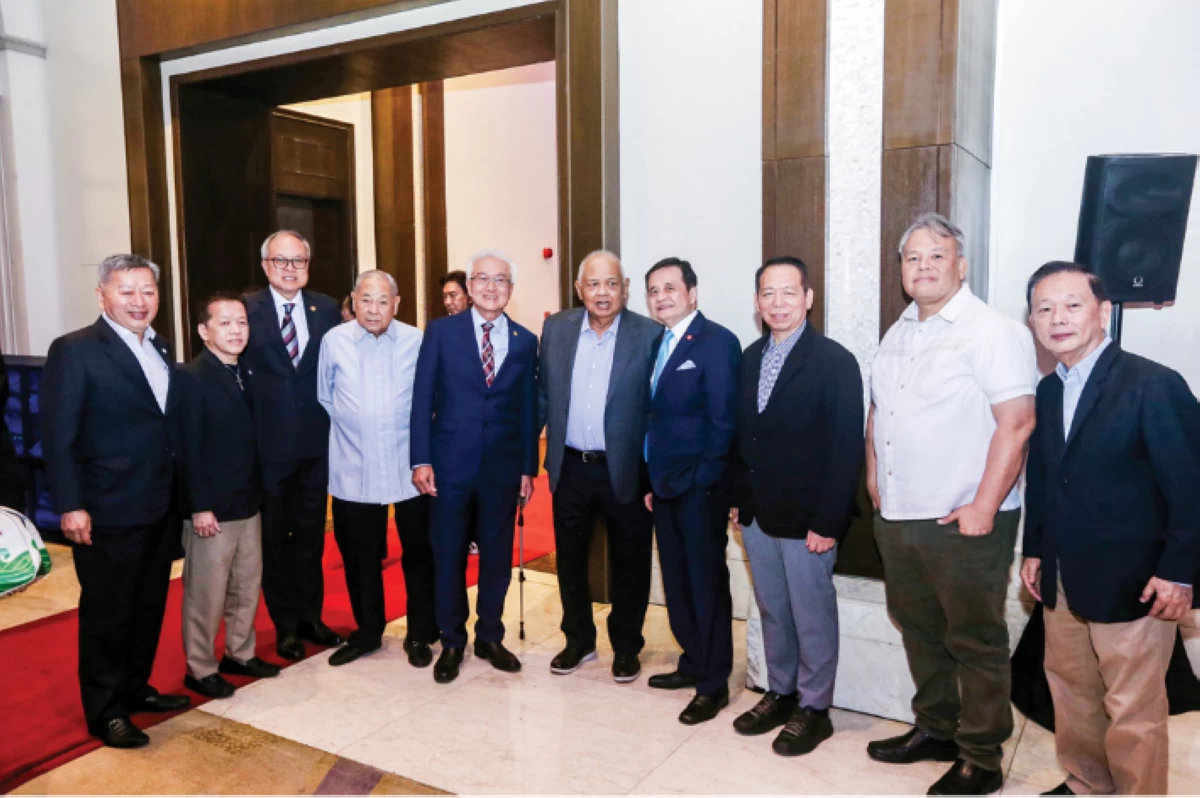 Chinese Filipino Business Club (CFBCI) Vice President Paul Yeung, Vice Chairman Eduardo Tiu, Executive Vice President Gerald Uy Chan, Founding President Peter Yu, President Samuel Lee Uy, Manila Hotel Director Atty. Salvador C. Medialdea, Reyes Tacandong and Co. Chairman Roman Felipe ’Manny' Reyes, CFBCI Vice President Henry Lo Lim, Manila City Counselor Jeffreson Lau, and CFBCI Corporate Secretary Henry Go