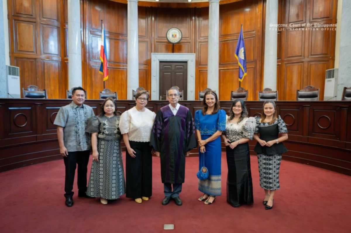 Chief Justice Alexander G. Gesmundo (center) with the Regional Court Managers (RCMs) who took their oath of office last Feb. 9 at the Supreme Court (SC) session hall in Manila. (From left) Atty. Joevanni A. Villanueva, 3rd judicial region; Atty. Maria Alma Corazon H. Puncia, 1st judicial region; Atty. Maria Pamela S. Oliver, 8th judicial region; Atty. Kyrie Dea Maia G. Morente, 11th judicial region; Judge Michelle Ann T. Villahermosa-Gacutno, 7th judicial region; and Judge Janice Ivy G. Valparaiso-Chua, 10th judicial region. (Photo courtesy of the SC Communications Office)