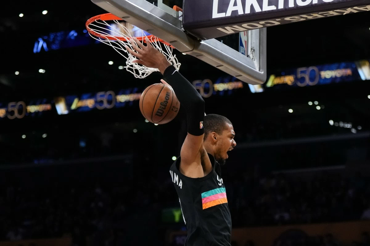 San Antonio Spurs forward Victor Wembanyama (1) makes a dunk during the first half of an NBA basketball game against the Los Angeles Lakers Tuesday, Feb. 10, 2026, in Los Angeles. (AP Photo/Jae C. Hong)