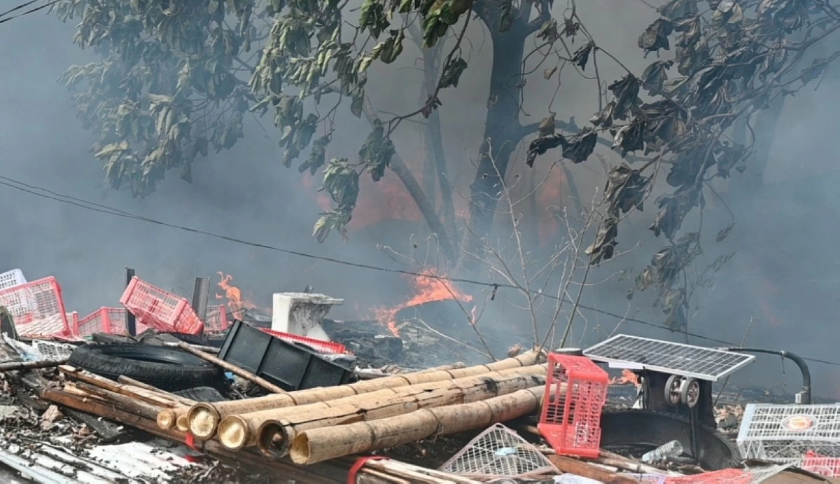 The fire in Magdaong Drive, Barangay Poblacion, Muntinlupa (Photo from the Muntinlupa City Department of Disaster Resilience and Management)