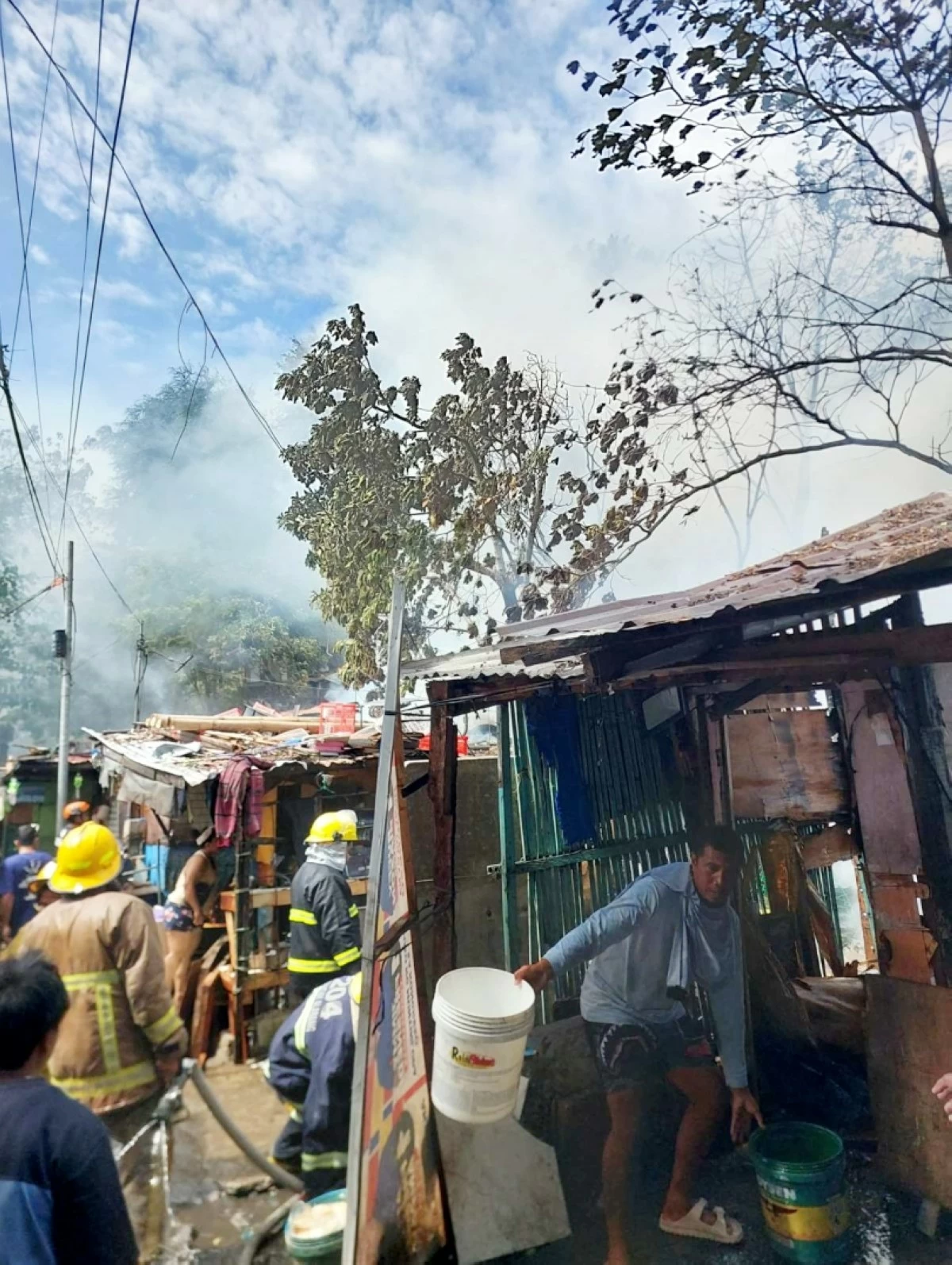 The fire in Magdaong Drive, Barangay Poblacion, Muntinlupa (Photo from the Muntinlupa City Fire Station) 
