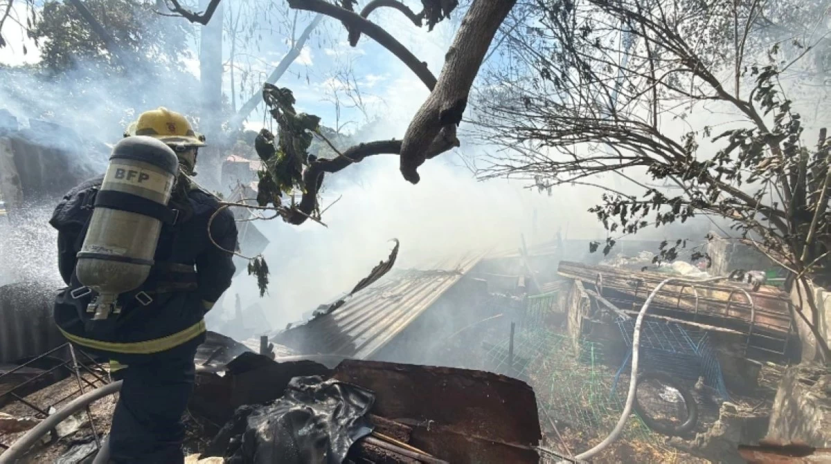 The fire in Magdaong Drive, Barangay Poblacion, Muntinlupa (Photo from the Muntinlupa City Fire Station) 
