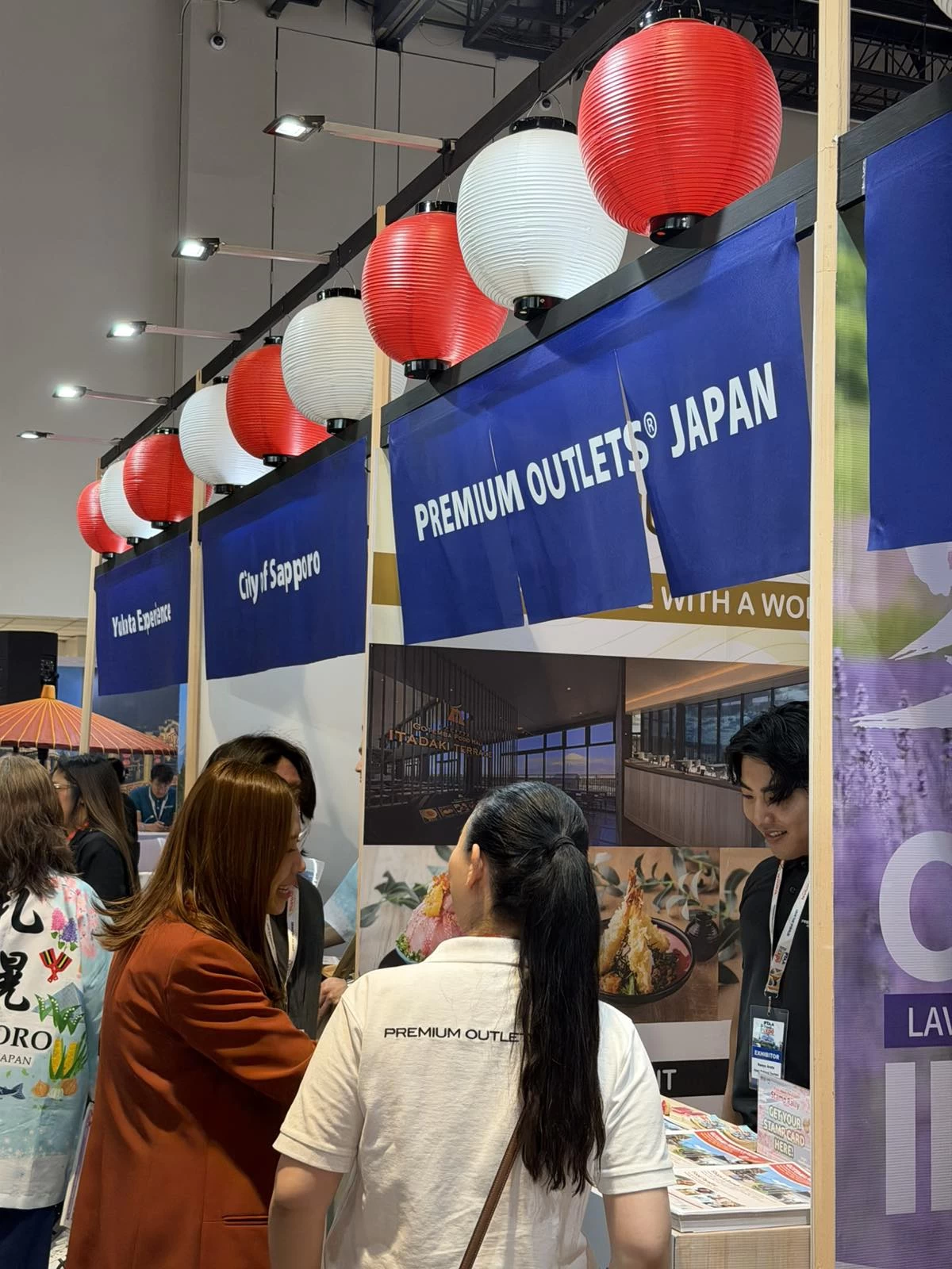 Co-exhibitors of the JNTO Manila Office receiving visitors