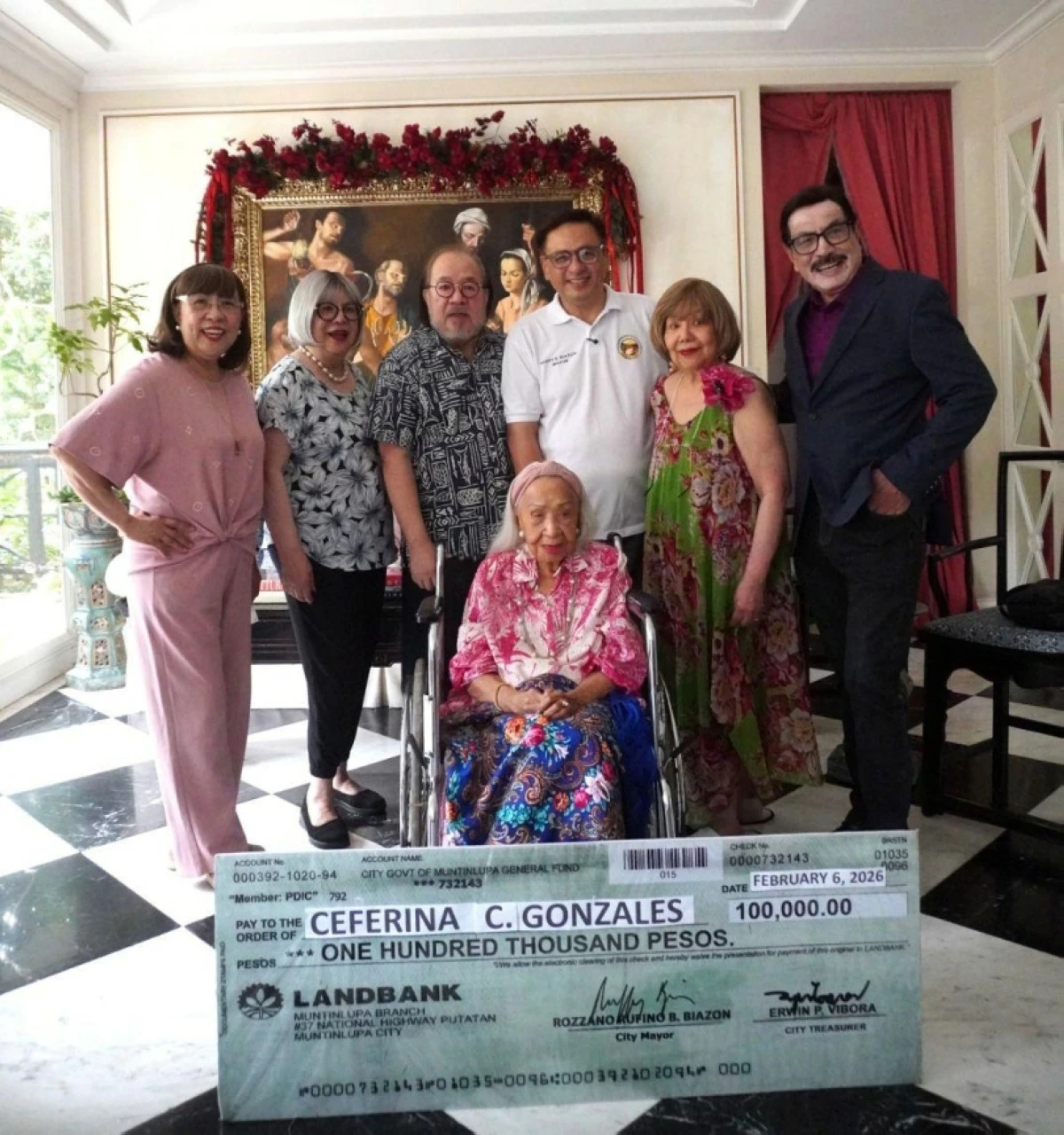 Muntinlupa Mayor Ruffy Biazon with supercentenarian Ceferina Gonzales and her famillyl (Photo from the Muntinlupa City government) 