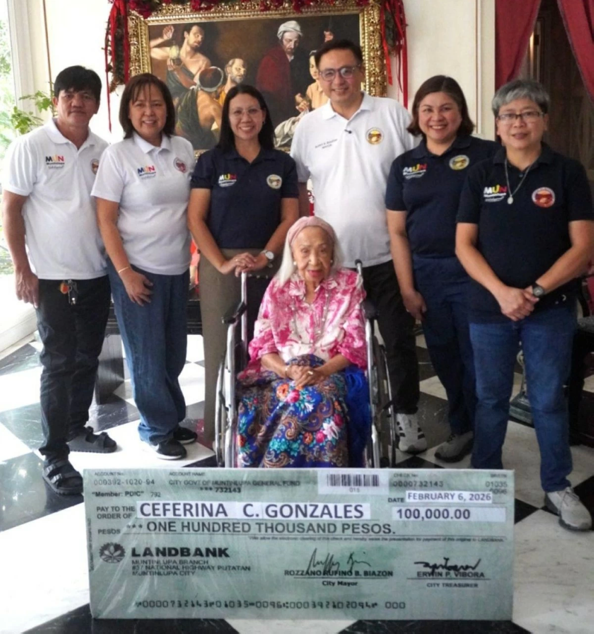 Muntinlupa Mayor Ruffy Biazon and city employees with Supercentenarian Ceferina Gonzales (Photo from the Muntinlupa City government) 