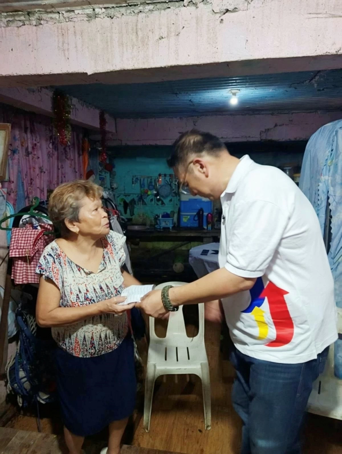 Muntinlupa Mayor Ruffy Biazon delivering free medicines to a senior citizen (Photo from Muntinlupa PIO) 