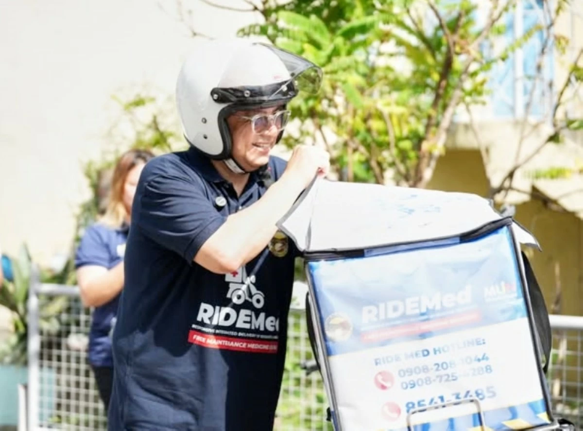 Muntinlupa Mayor Ruffy Biazon prepares to deliver free medicines under the RIDEMed program (Photo from Muntinlupa PIO)
