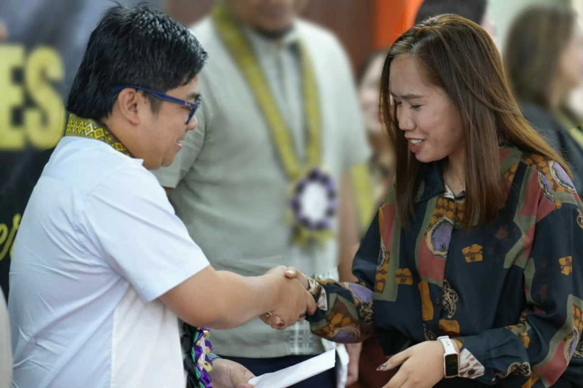 Mayor Along gives cash incentives to new board passer (Photo from Caloocan LGU)