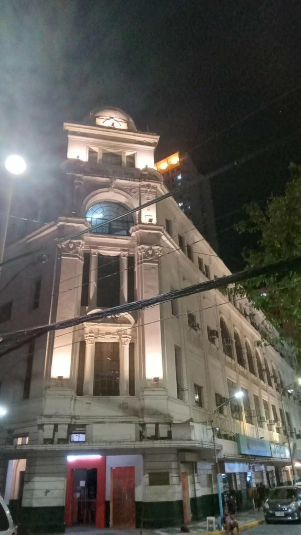 QUEEN OF THE STREETS Escolta Street's buildings remind us of the Old Manila charm.