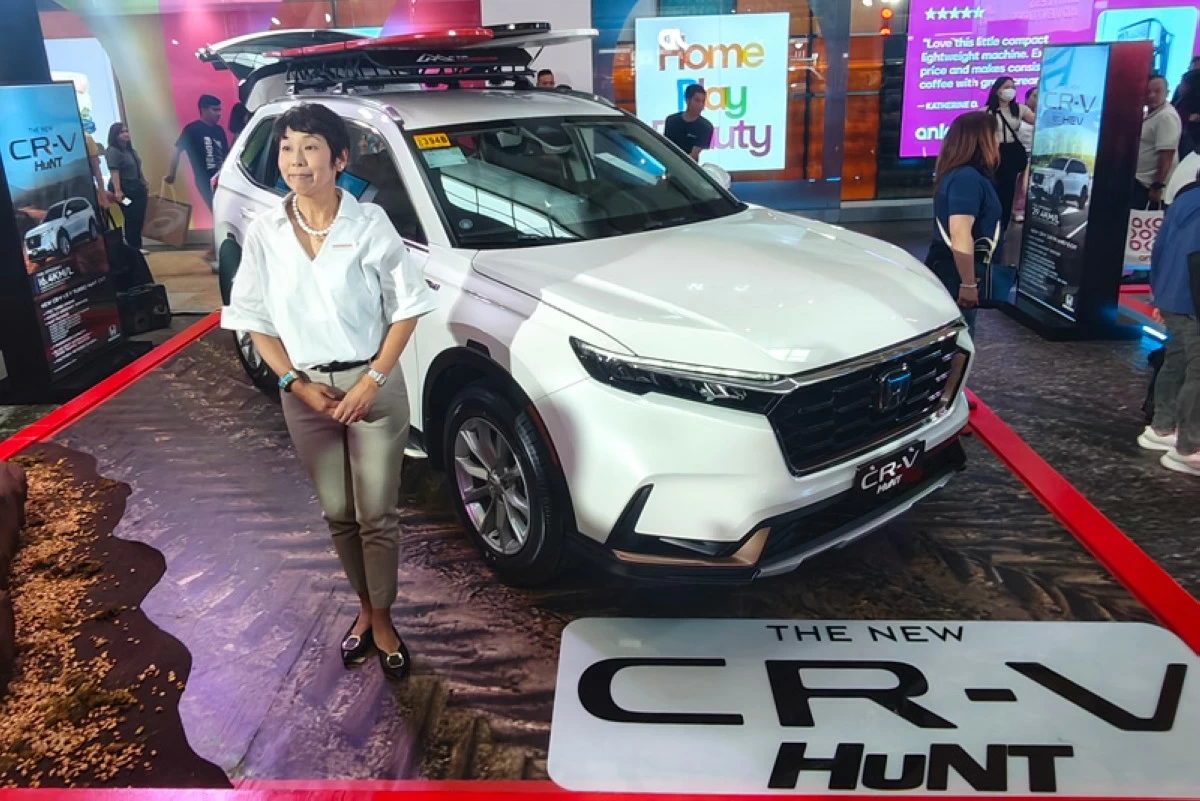 Honda Cars Philippines President, Rie Miyake, with the new CR-V HuNT.