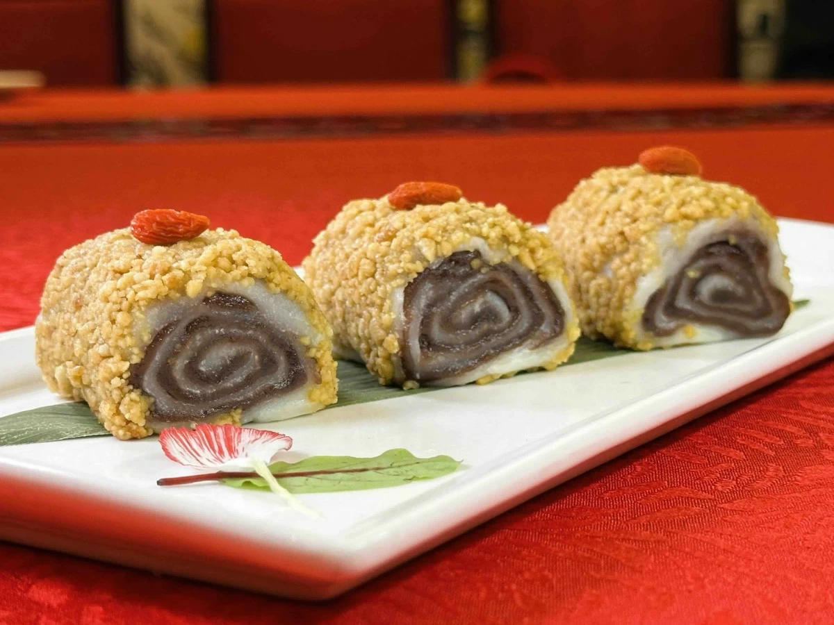 Chilled Glutinous Rice Roll with Red Bean Paste