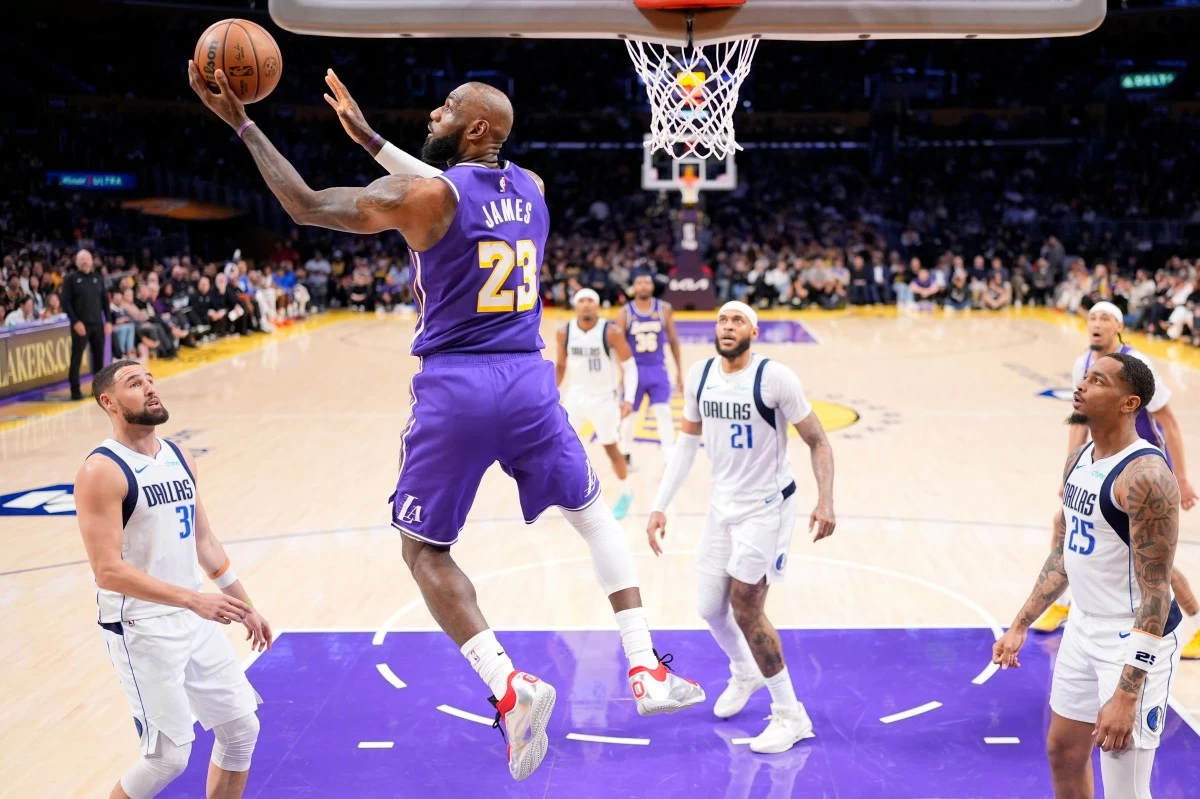 Los Angeles Lakers forward LeBron James (23) shoots as Dallas Mavericks guard Klay Thompson (31), forward Daniel Gafford (21) and forward P.J. Washington defend during the first half of an NBA basketball game Thursday, Feb. 12, 2026, in Los Angeles. (AP Photo/Mark J. Terrill)