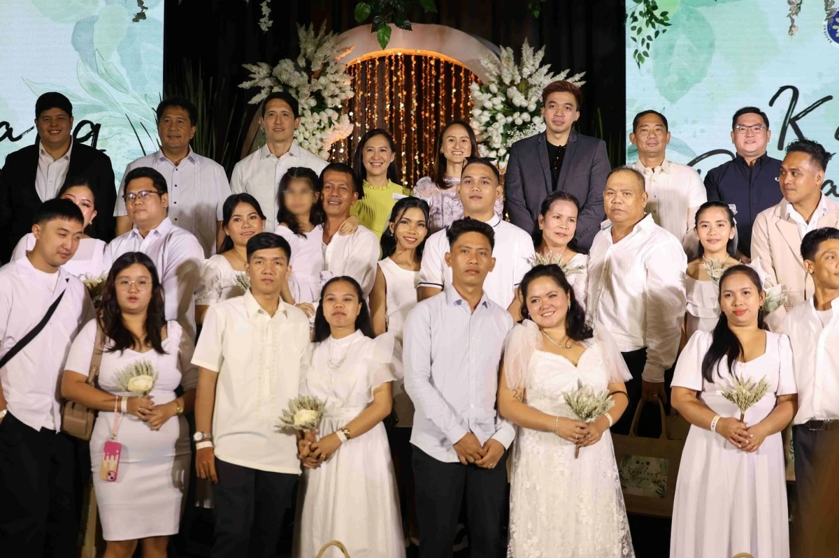 Mayor Joy Belmonte with the couples (QC government facebook page)