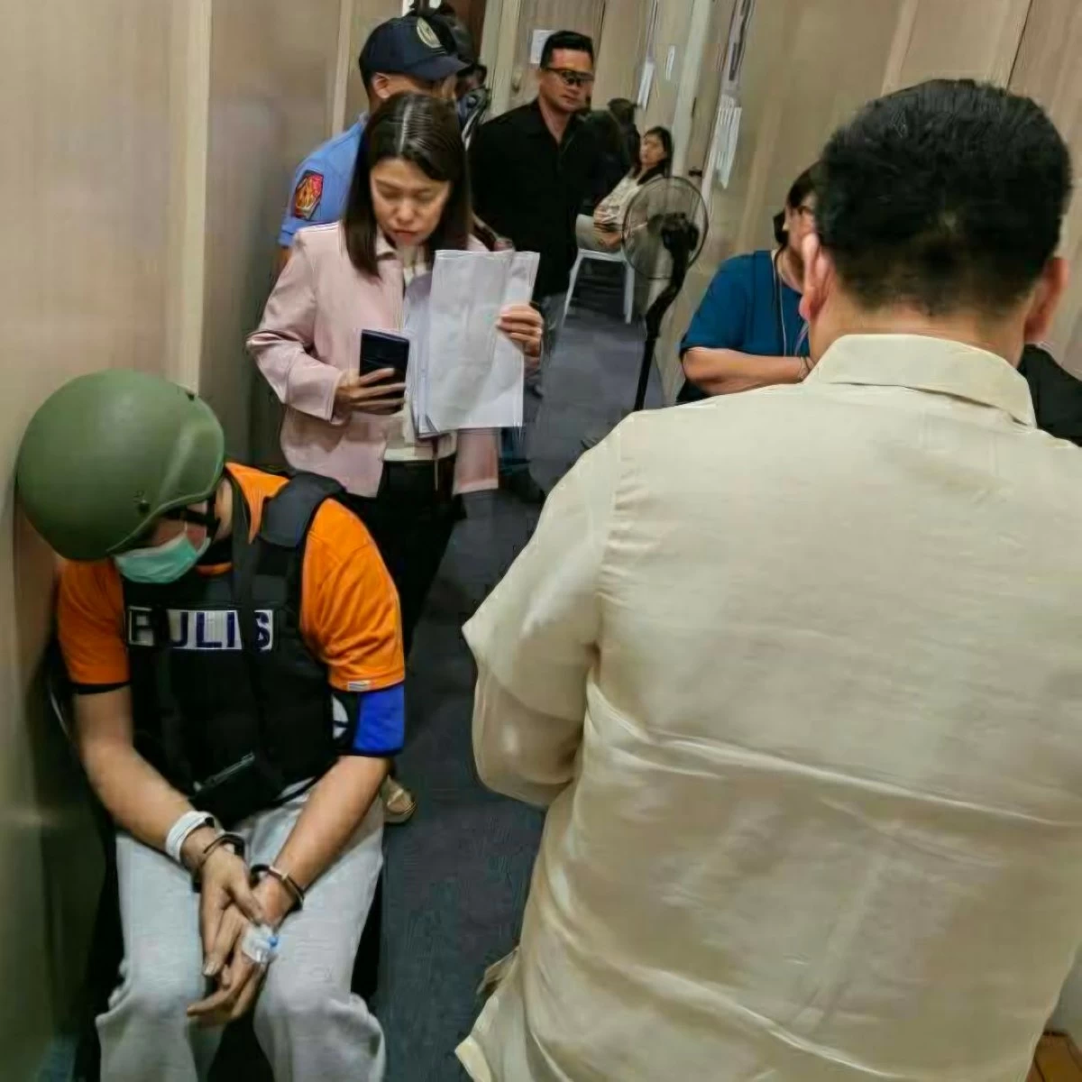 
HIT-AND-RUN suspect Sean Andrew Pajarillo (left) is brought to a Cebu City court to process his bail on Friday, Feb. 13. (Contributed photo)
