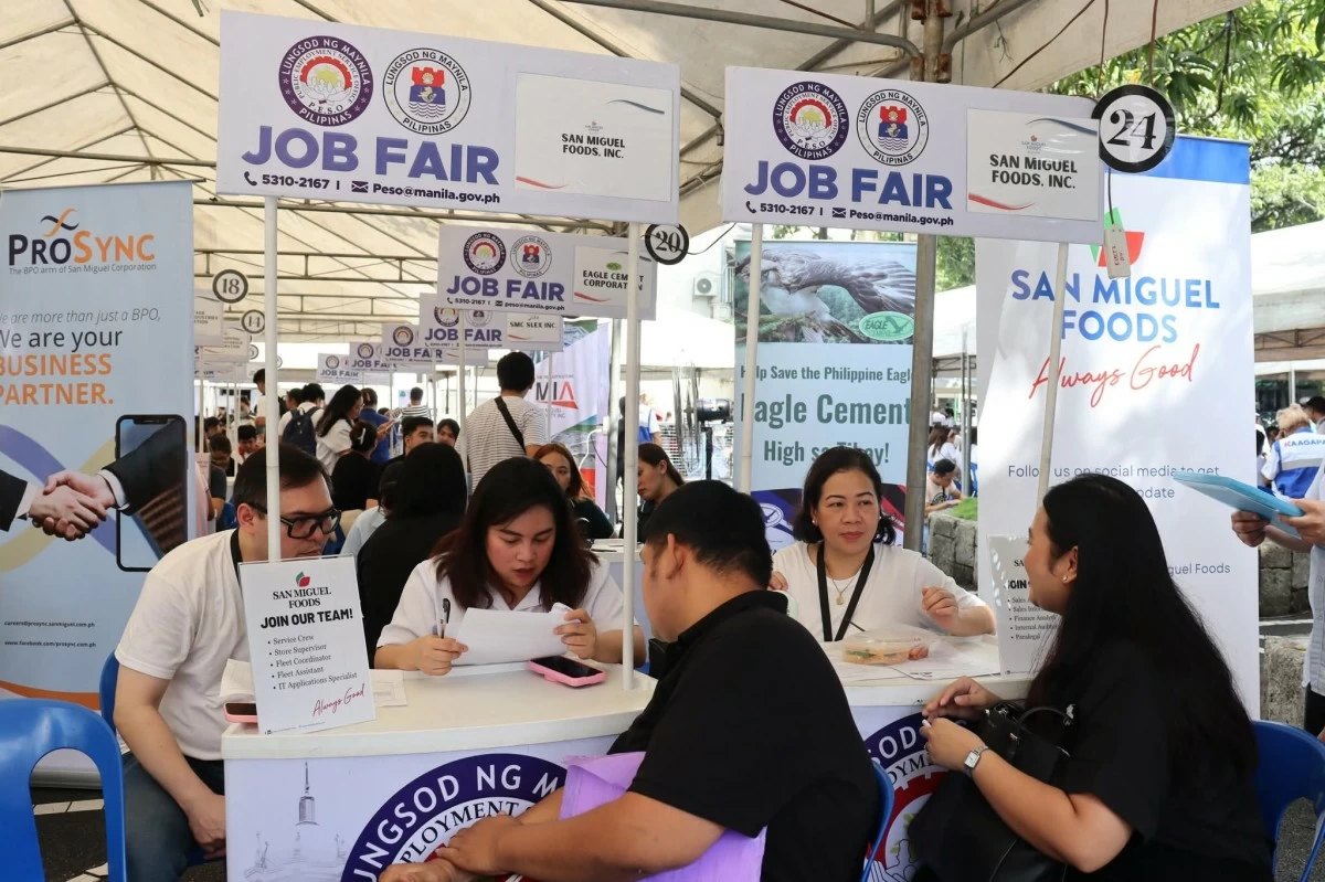 Job seekers line up and submit applications during a job fair in the City of Manila. (Photo courtesy of DOLE)