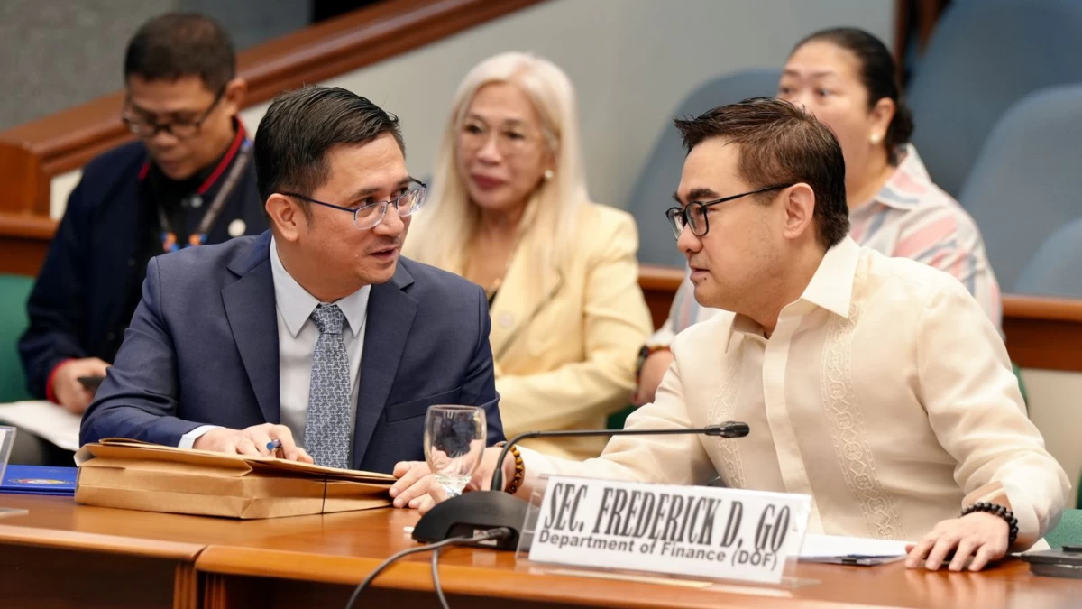 BIR Commissioner Charlito Martin Mendoza (left) and Finance Secretary Frederick D. Go (right)