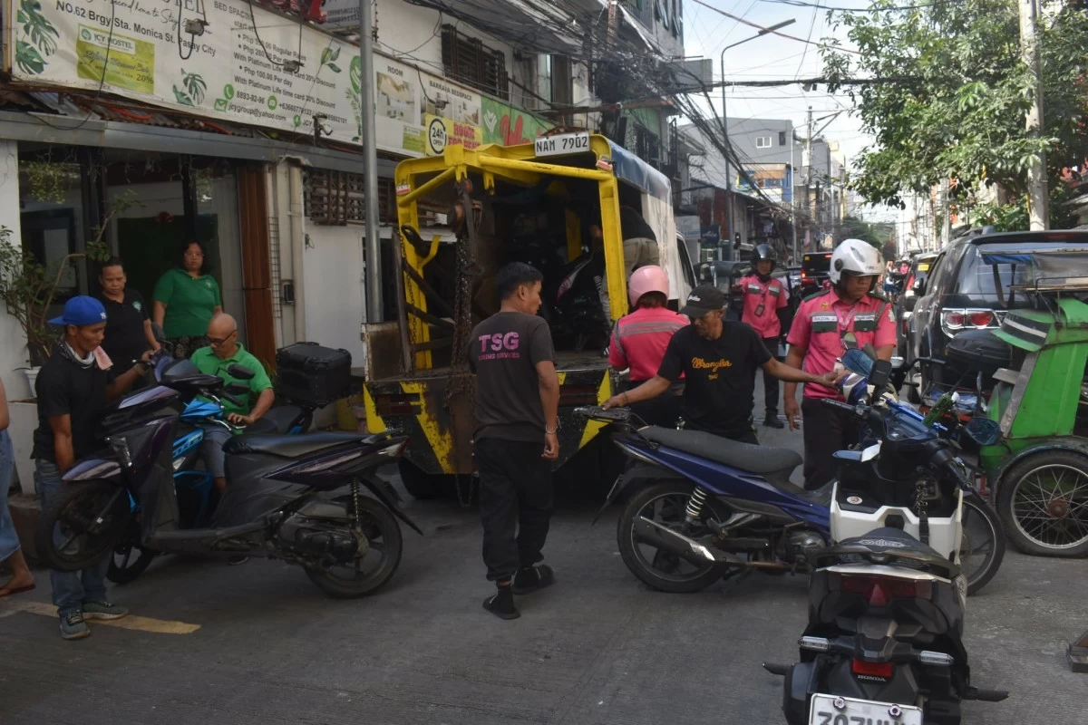 BaRCO team holds clearing operations (Photo from Pasay PIO)