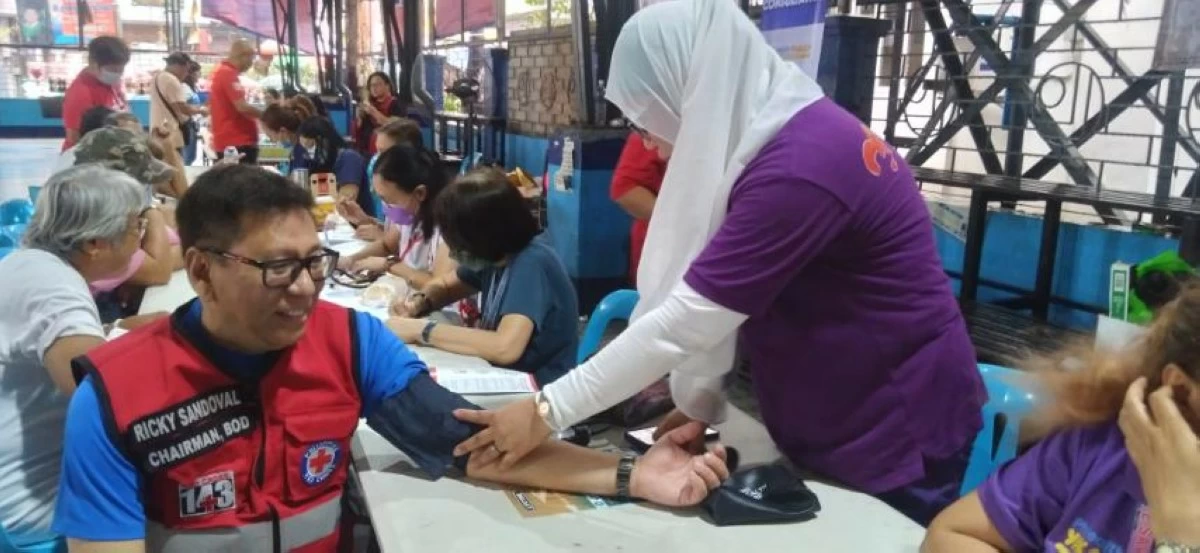 PRC Malabon Chairman Ricky Sandoval undergoes blood pressure screening during the health caravan in Barangay Hulong Duhat. (Photo from PRC PIO)