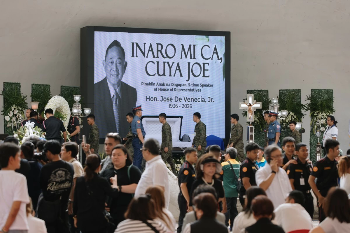 PEOPLE visit the wake of former House Speaker Jose de Venecia Jr. in Dagupan City on Saturday.  