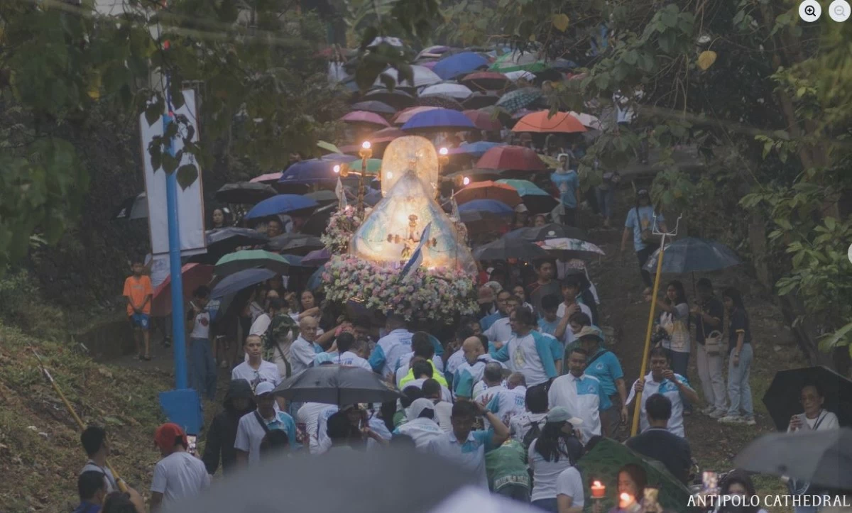 The dawn procession towards Sitio Colaique in Antipolo (Photo from Antipolo Cathedral/Facebook)