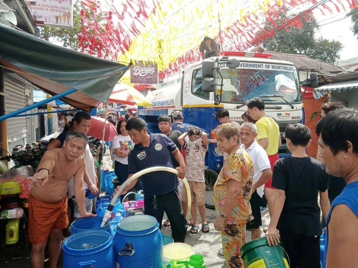 The Muntinlupa City government's free water delivery to a community (Photo from Muntinlupa PIO) 