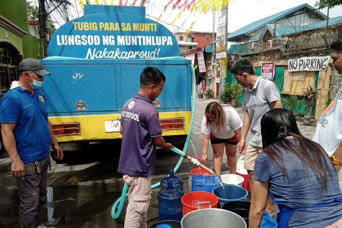 The Muntinlupa City government's free water delivery to a community (Photo from Muntinlupa PIO) 