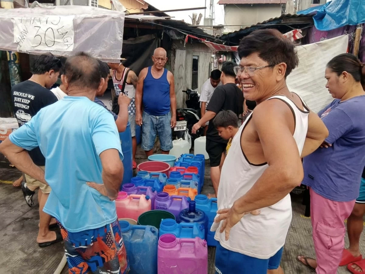 The Muntinlupa City government's free water delivery to a community (Photo from Muntinlupa PIO) 