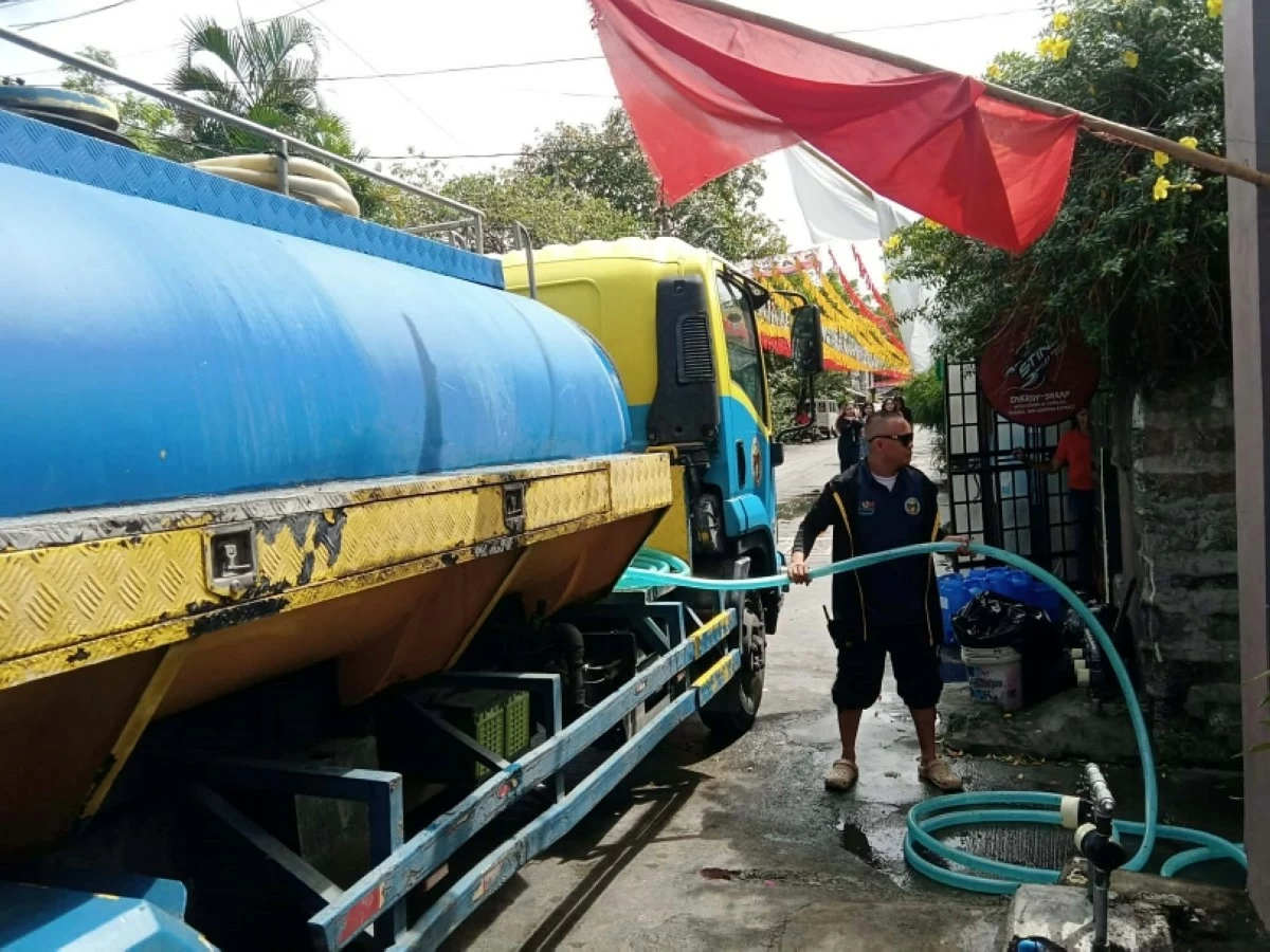 The Muntinlupa City government's free water delivery to a community (Photo from Muntinlupa PIO) 