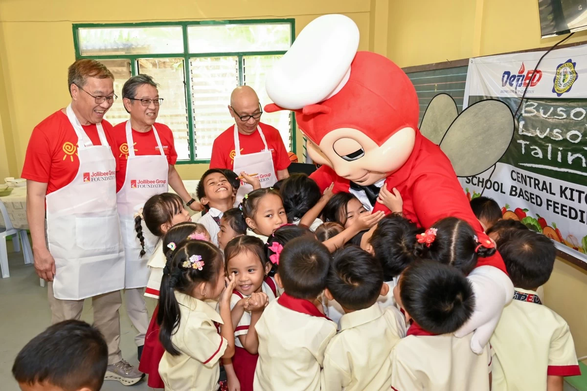 A joyful moment as students interact with the Jollibee mascot during a feeding and storytelling activity supported by the Jollibee brand and the Jollibee Group Foundation at Opao Elementary School in Mandaue, Cebu. The activity pairs nutrition support with values-based learning through children’s books developed by Jollibee.