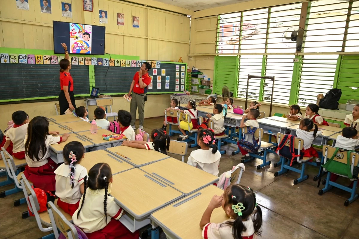 Jollibee employees from the Visayas volunteer as storytellers at Opao Elementary School in Mandaue, Cebu, using children’s books developed by Jollibee to support early literacy and values formation. The employee-led sessions reflect the Group’s commitment to education and community engagement.