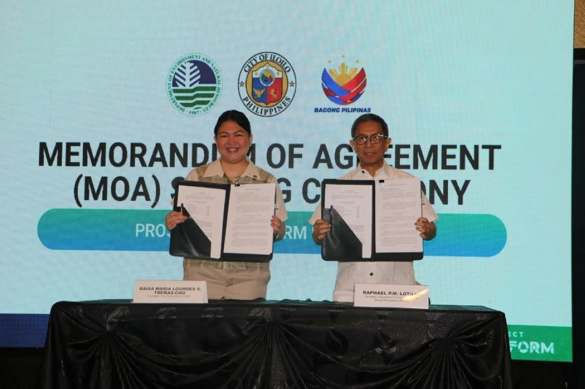 DENR Secretary Raphael Lotilla and Iloilo City Mayor Raisa Treñas during the signing of the agreement.  (DENR Western Visayas)