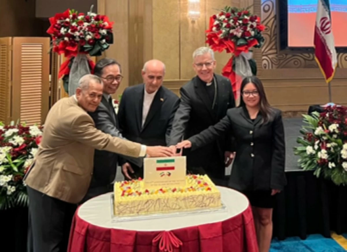 Agriculture Undersecretary Zamzamin Ampatuan, Foreign Affairs Undersecretary Leo Herrera-Lim, Ambassador Yousef Esmaeil Zadeh, Apostolic Nuncio Charles Brown and Commission on Filipinos Overseas Undersecretary Atty. Arlene S. Borja