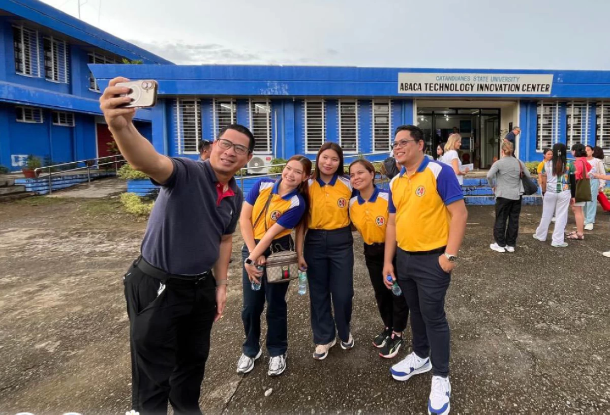 Vietnam’s Ambassador Lai Thai Binh captures a group photo with school officials for posterity

