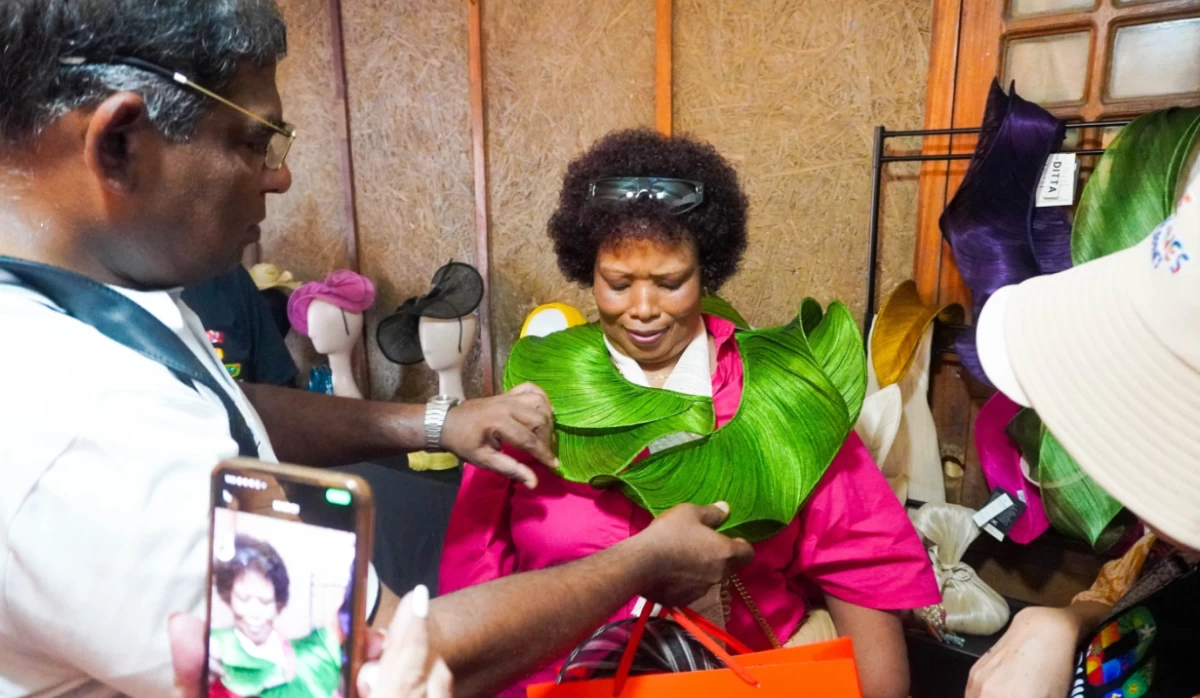 Ambassadors Abdul Malik Melvin Castelino and Bartinah Ntombizodwa Radebe-Netshitenzhe share a lighthearted moment while choosing a product together
