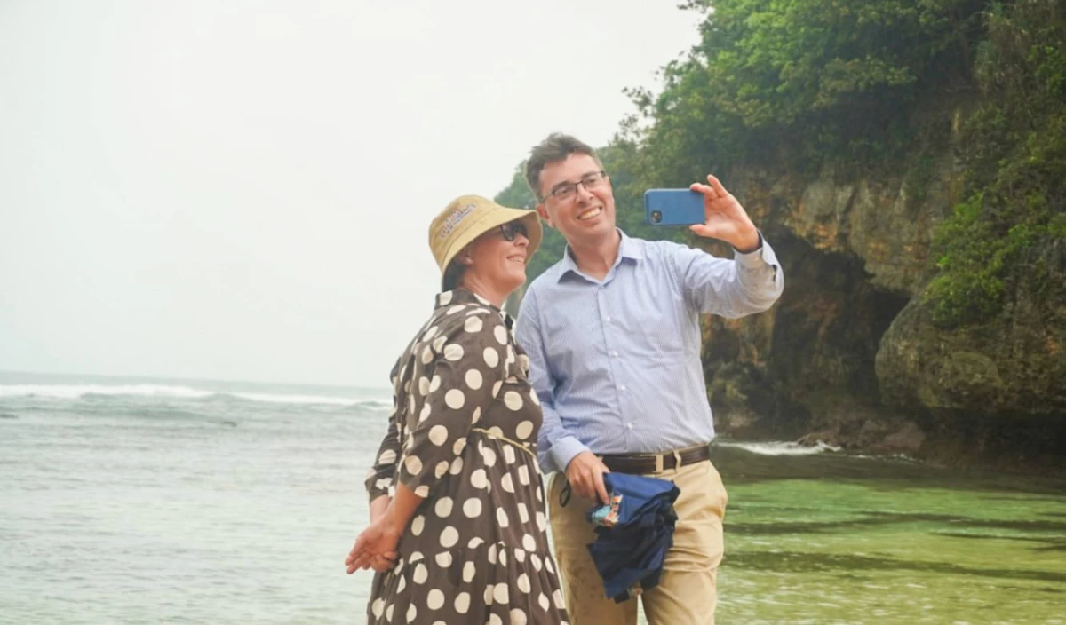 European Union’s Ambassador Santoro and Claudia Batacchi capturing the moment with a selfie
