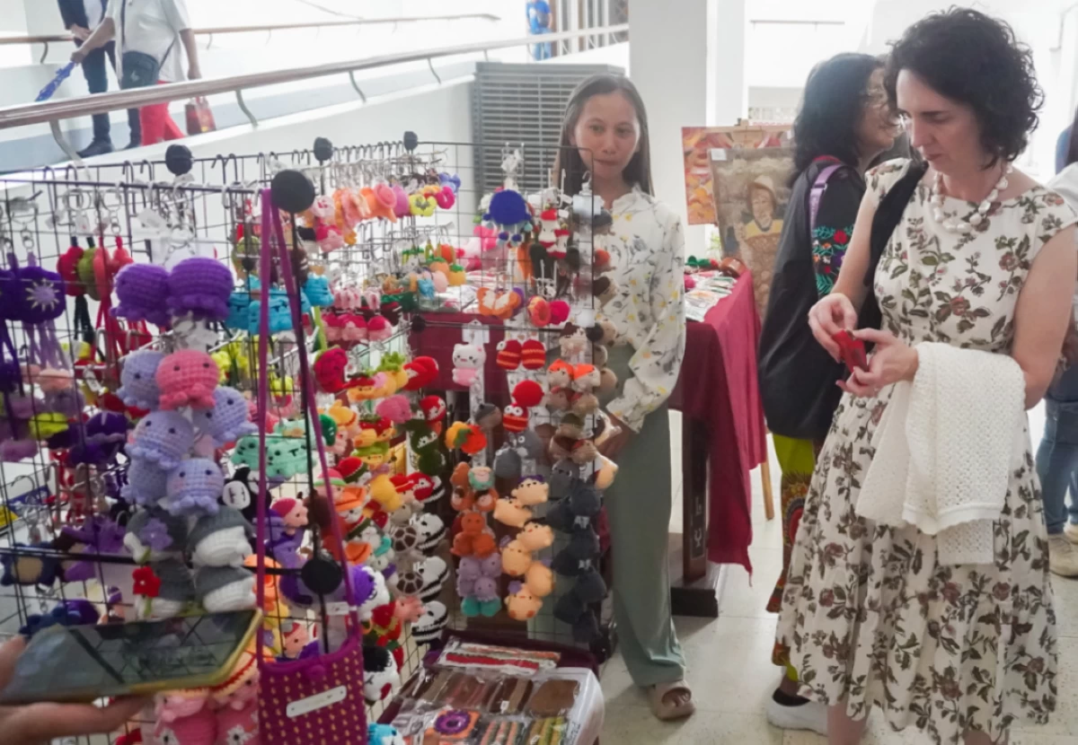 New Zealand Ambassador Catherine McIntosh admired colorful local handcrafts, showing appreciation for cultural artistry