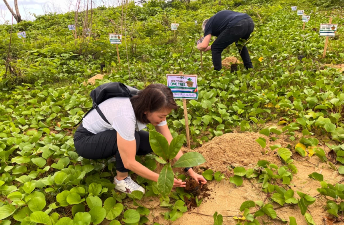 Singapore Embassy’s Ambassador See Sin Yuan Angelita Constance planted a tree, symbolizing the Embassy’s commitment to sustainability

