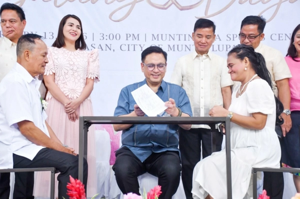 Mayor Ruffy Biazon (center) officiating the wedding of the oldest couple Ernesto Tacac Manuel, 67, and Eufronia Lacasa Solayao, 51, from Barangay Poblacion as Muntinlupa Rep. Jaime Fresnedi, Vice Mayor Stephanie Teves-Wong and councilors look on (Photo from Muntinlupa PIO)

