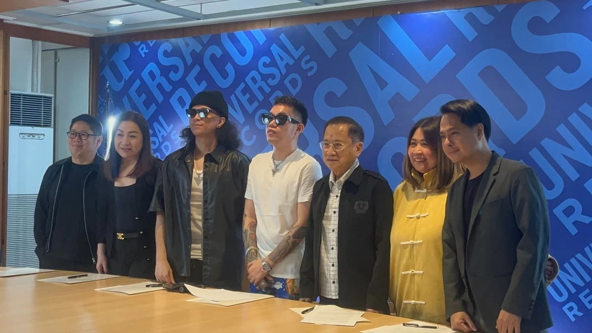 King Badger and Emcee Rhen (Center) with Universal Records Philippines executives (Carissa Alcantara) 